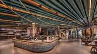 Di gerai ini, pengunjung dapat melihat, mendengar, dan belajar tentang perjalanan kopi yang luar biasa sambil menikmati menu yang menampilkan minuman unik dan eksklusif. Foto: Dok. Starbucks