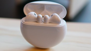 Teknologi active noice cancelation pada FreeBuds 3 memastikan komunikasi kalian jelas dan cepat saat melakukan panggilan. Huawei juga mengklaim headset Bluetooth terbarunya ini punya kualitas suara jernih dan seimbang di kedua telinga secara real-time berkat teknologi dual-channel synchronous transmission. Foto: Huawei