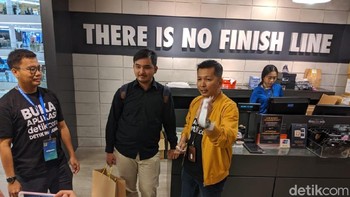 Detikcom pun membayar sepatu pilihannya yang seharga kisaran Rp 2,2 jutaan. (Agus Tri Haryanto/detikcom)
