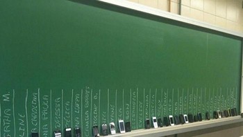 Ponsel disita saat ujian. (Foto: Boredpanda)