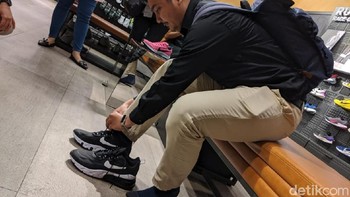 Alam yang berprofesi sebagai Dosen Universitas Budi Luhur ini bergegas menyisiri Senayan City, tentunya dengan kondisi nyeker karena hanya beralaskan kaos kaki. (Agus Tri Haryanto/detikcom)