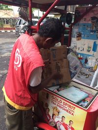 Tak Kunjung Laku, Penjual Es Krim Ini Berjualan 3 Hari Tanpa Pulang