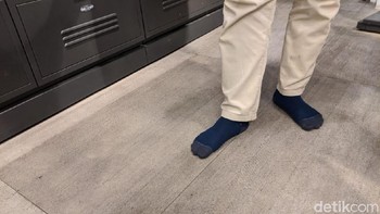 Tetapi untuk membeli sepatu tersebut, ia harus nyeker dan dibatasi waktunya sampai 30 menit. (Agus Tri Haryanto/detikcom)