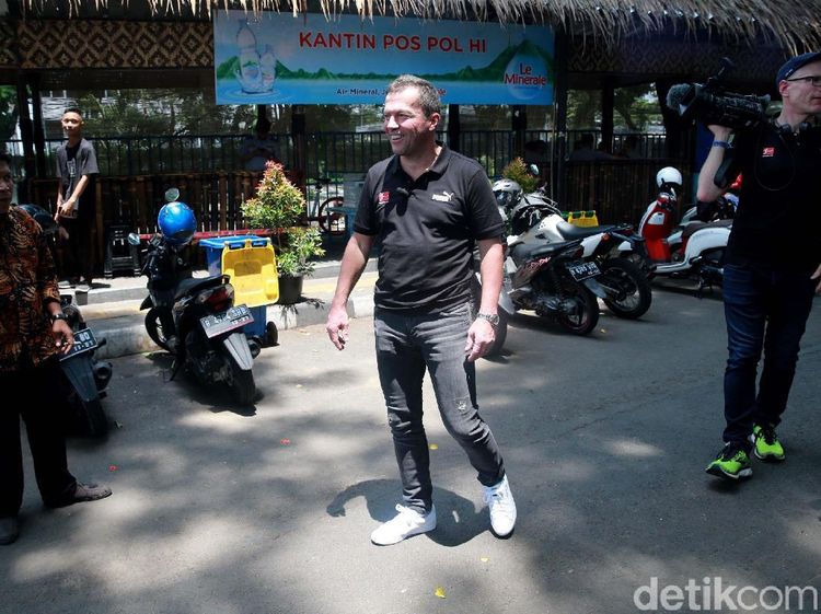 Gaya Santai Lothar Mattheus Blusukan di Bundaran HI