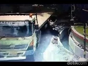 Viral, Kandungan Wanita yang Kesenggol Truk Baik-baik Saja