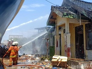 Seorang WNA Asal Belanda Terluka Dalam Kebakaran Gudang di Surabaya