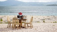 Biaya yang dikeluarkan sudah termasuk sarapan, makan pagi dan malam. Makan makanan khas filipina di pesisir pantai Filipina yang Indah, pasti asyik ya traveler. (Airbnb)