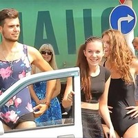 Olvi, sebuah pom bensin di daerah Samara, Rusia, punya cara unik untuk mempromosikan bisnis mereka. Siapa saja pelanggan yang datang ke pom bensin dengan berbikini atau memakai baju renang bisa isi bensin secara gratis. Foto: Dok. Bored Panda