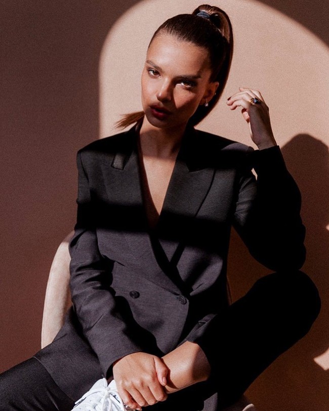 Dalam pemotretan pun, Emrata tampil dengan setelan blazer. Dalam penampilannya Emrata terlihat lebih sopan karena blazernya di kancing.  Foto: dok. Instagram