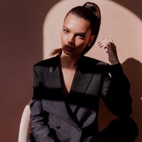 Dalam pemotretan pun, Emrata tampil dengan setelan blazer. Dalam penampilannya Emrata terlihat lebih sopan karena blazernya di kancing.  Foto: dok. Instagram
