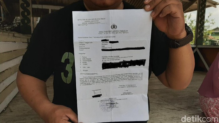Korban melaporkan kejadian pelemparan sperma ke Polisi. (Foto: Deden Rahadian) Korban melaporkan kejadian pelemparan sperma ke Polisi. (Foto: Deden Rahadian)