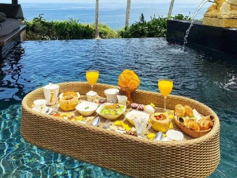 Sarapan Sultan 'Floating Breakfast' yang Ikonik dari Pulau Dewata