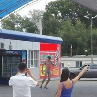 Demi mendapatkan bensin gratis para pria ini rela dandan seksi memamerkan perut dan paha mereka. Foto: Dok. Bored Panda