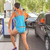  Ya, pengunjung yang datang ke pom bensin pakai bikini tak hanya wanita, tapi juga pria! Foto: Dok. Bored Panda