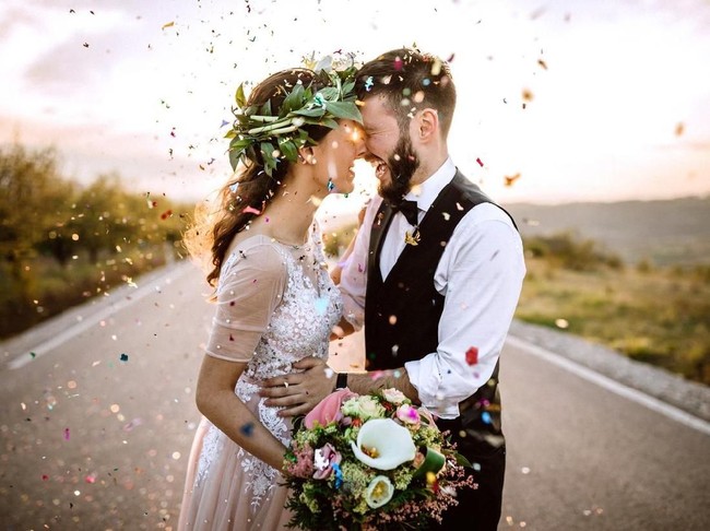 Wedding couple in love, confetti