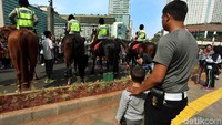 Empat polisi berkuda yang diterjunkan di acara car free day berasal dari Direktorat Polisi Satwa Mabes Polri.