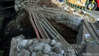 Sejumlah kabel optik melintang di jalur saluran air yang sedang diperbaiki, Minggu (17/11/2019).
