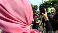 Polisi berkuda menjadi pusat perhatian warga, terutama anak-anak.