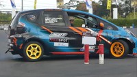 Tak hanya kontes mobil, gelaran yang menjadi ajang kumpul pecinta mobil ini juga diisi dengan slalom show. Foto: Pradito Rida Pertana