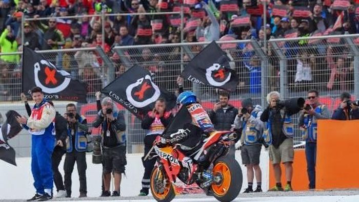 Jorge Lorenzo menutup karier sebagai pebalap di MotoGP Valencia. (Foto: JOSE JORDAN / AFP) Jorge Lorenzo menutup karier sebagai pebalap di MotoGP Valencia. (Foto: JOSE JORDAN / AFP)