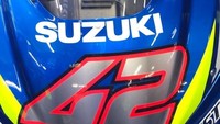 Tim Suzuki Ecstar akan memberikan penghormatan untuk Afridza. Tunggangan Alex Rins ini diberi stiker 4 Afridza Selamat Jalan lengkap dengan bendera merah putih yang disematkan pada bagian fender depan motor.Foto: Twitter suzukimotogp