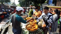 Kini warga yang ingin jajan usai beraktivitas di car free day bisa mendatangi zona PKL yang telah ditentukan oleh Pemprov DKI.