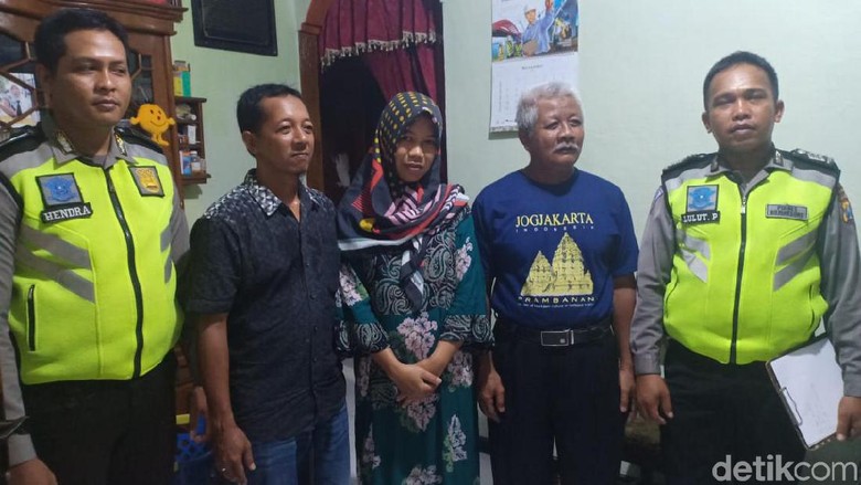 Insiden Wanita Kesenggol Truk Hingga Nyemplung Got Berujung Damai Insiden Wanita Kesenggol Truk Hingga Nyemplung Got Berujung Damai