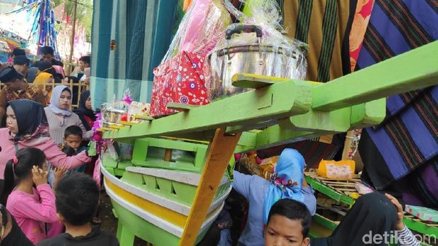 Tradisi unik bakul 'Perahu Pinisi' saat Maulid Nabi di Maros