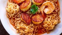 Penyuka seafood bisa tambahkan udang atau scallop panggang. Gurih kenyal seafood bakal bikin pedasnya ramyun makin mantap. Foto : Instagram @nongshimusa