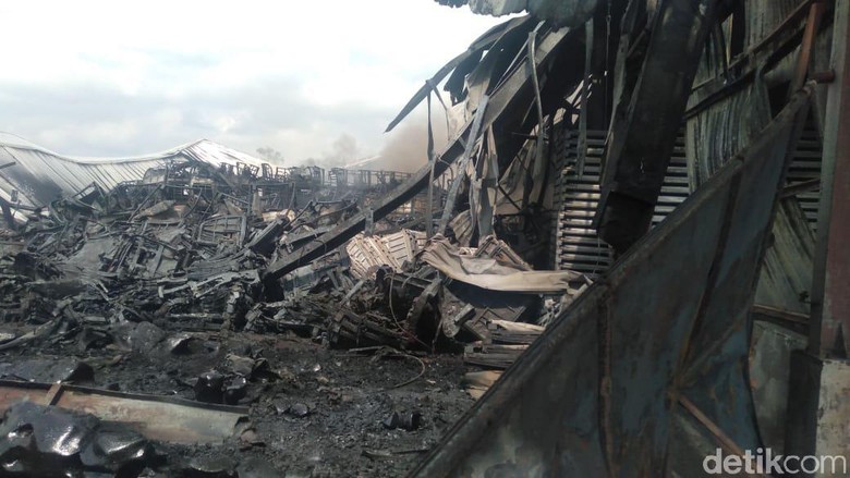 Api di Pabrik Pengolahan Karet di Jambi Akhirnya Berhasil Dipadamkan Api di Pabrik Pengolahan Karet di Jambi Akhirnya Berhasil Dipadamkan
