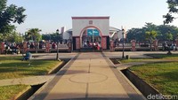 Taman yang berada di depan GOR Untung Suropati, Jalan Sultan Agung ini salah satu ruang terbuka hijau yang populer di Pasuruan.
