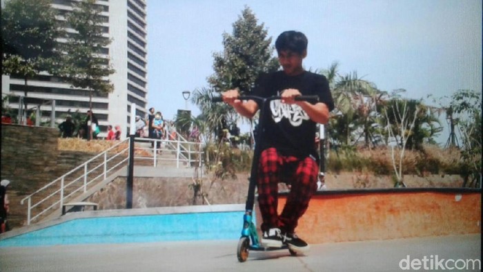 Salah seorang pengunjung CFD mengendarai skuter otopet freestyle (Foto: Nurul Khotimah/detikHealth) Salah seorang pengunjung CFD mengendarai skuter otopet freestyle (Foto: Nurul Khotimah/detikHealth)