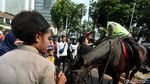 Polisi Berkuda Jadi Rebutan Foto Bersama di CFD