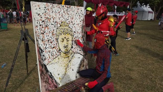 Ramaikan Borobudur Marathon, Seniman Pakai Kostum Superhero