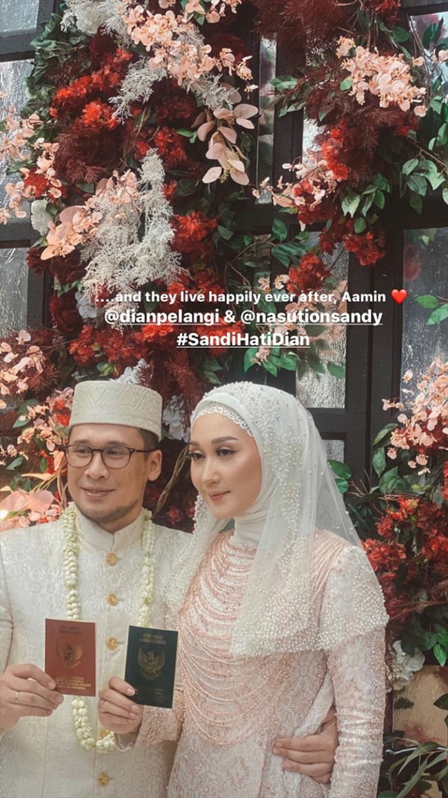 Wanita 28 tahun itu dilamar oleh Sandi pada akhir Oktober 2019. Sosok Sandy Nasution, seperti dikutip dari profil Linkedin, adalah seorang konsultan ICT (Information and Communications Technology). Dia merupakan pendiri dari PT. Bitzero Informatika dan saat ini bekerja sebagai head of sales manager di perusahaan tersebut. Foto: dok. Instagram @megaiskanti