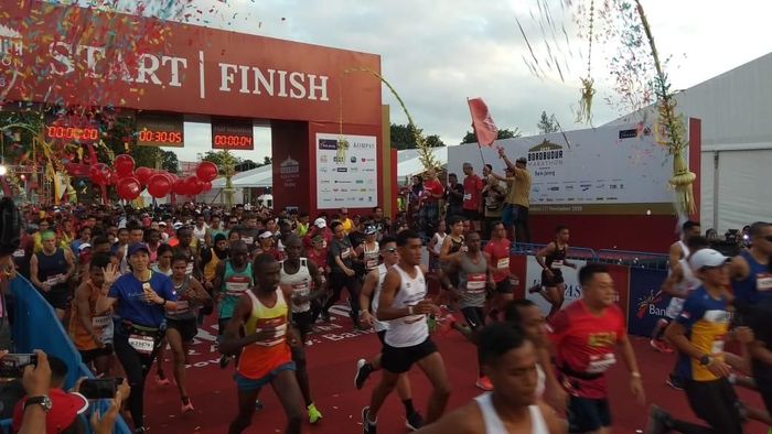 Peserta Borobudur Marathon 2019 dilepas oleh Gubernur Jawa Tengah Ganjar Pranowo (Foto: Eko Susanto/detikSport) Peserta Borobudur Marathon 2019 dilepas oleh Gubernur Jawa Tengah Ganjar Pranowo (Foto: Eko Susanto/detikSport)