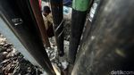 Potret Perbaikan Saluran Air di Pondok Gede yang Terhadang Kabel Optik