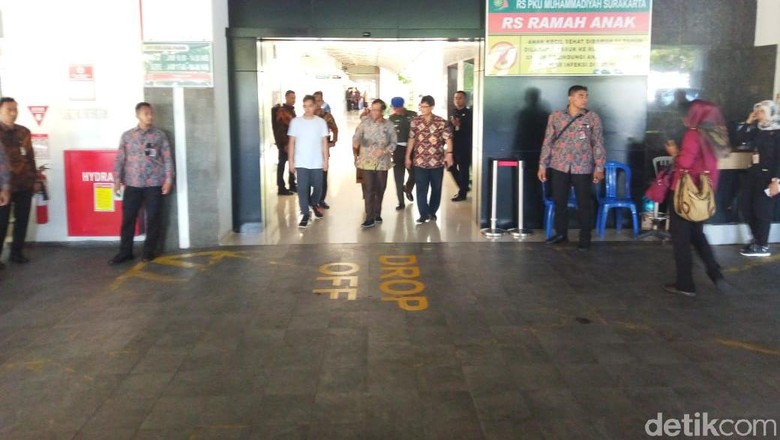 Menko Polhukam Mahfud Md Jenguk La Lembah Manah di RS PKU Solo Menko Polhukam Mahfud Md Jenguk La Lembah Manah di RS PKU Solo