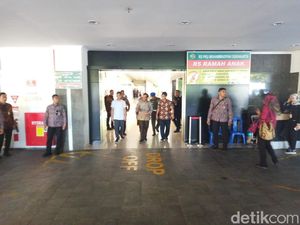 Menko Polhukam Mahfud Md Jenguk La Lembah Manah di RS PKU Solo