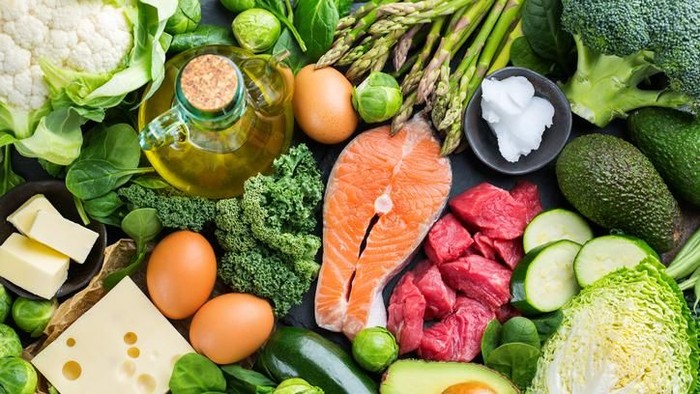 gizi seimbang Balanced diet nutrition keto concept. Assortment of healthy ketogenic low carb food ingredients for cooking on a kitchen table. Green vegetables, meat, salmon, cheese, eggs. Top view background