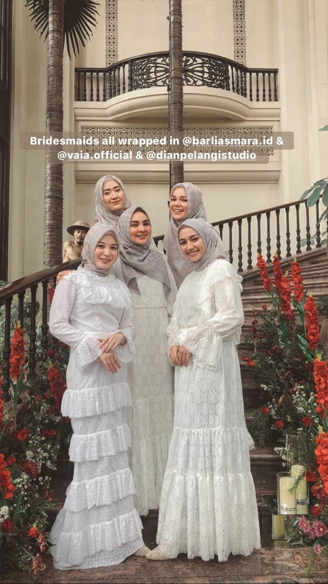 Sejumlah selebgram seperti Mega Iskanti, Lulu Elhasbu, Ria Miranda hingga influencer hijab asal Korea Ayana Jihye Moon turut hadir dan menjadi bridesmaid. Sahabat Dian dari kalangan artis, Dewi Sandra pun ikut menjadi bridesmaid. Foto: dok. Instagram @megaiskanti