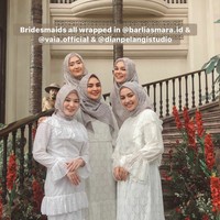 Sejumlah selebgram seperti Mega Iskanti, Lulu Elhasbu, Ria Miranda hingga influencer hijab asal Korea Ayana Jihye Moon turut hadir dan menjadi bridesmaid. Sahabat Dian dari kalangan artis, Dewi Sandra pun ikut menjadi bridesmaid. Foto: dok. Instagram @megaiskanti