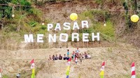 Jika sampai di jalan Purworejo-Magelang KM 8, tepatnya di pertigaan Tumbak Anyar, pengunjung tinggal masuk ke arah timur sekitar 10 km. Traveler akan menemukan sebuah pasar tradisional di kaki perbukitan Menoreh. (Rinto Heksantoro/detikcom)