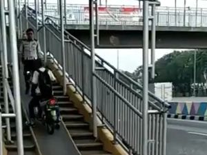 Ada Petugas, Pemotor Mundur Tak Jadi Lewat Jembatan Penyeberangan