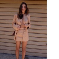 Model yang akrab disapa Emrata itu tampil seksi dalam rangka mempromosikan koleksi busana dari brand fashionnya Inamorata. Dalam koleksi terbarunya itu, Emrata merilis setelan blazer dan rok.  Foto: dok. Instagram