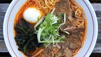Lebih enak dan agak mewah, ramyun ditambah irisan daging, telur dan nori plus taburan irisan daun bawang. Foto : Instagram @janlikestoeat