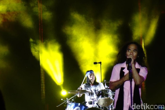 Slank Bius Ribuan Penggemar di Taman Candra Wilwatikta