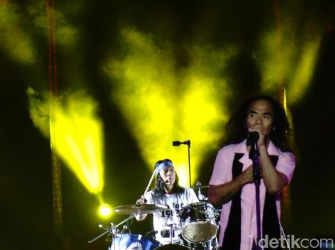 Slank Bius Ribuan Penggemar di Taman Candra Wilwatikta