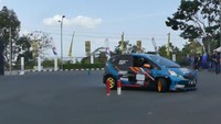Untuk melakukan trik slalom bukanlah hal yang mudah.  Terus mulai pengen belajar, yang mengajari Ketua tim (JGRT) namanya om Febra. Untuk latihannya seminggu sekali, ucapnya. Foto: Pradito Rida Pertana