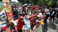 Para PKL yang sebelumnya berjualan di arena car free day kini menggelar lapaknya di Jalan Pamekasan dan Sumenep, Minggu (17/11/2019).